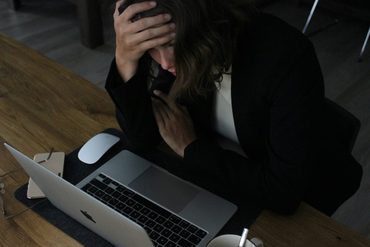 Personne fatiguée et pensive devant son ordinateur